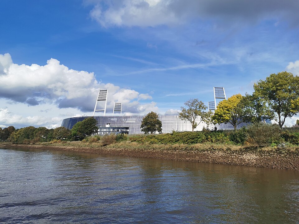 Weserstadion in Bremen von der Weser aus.