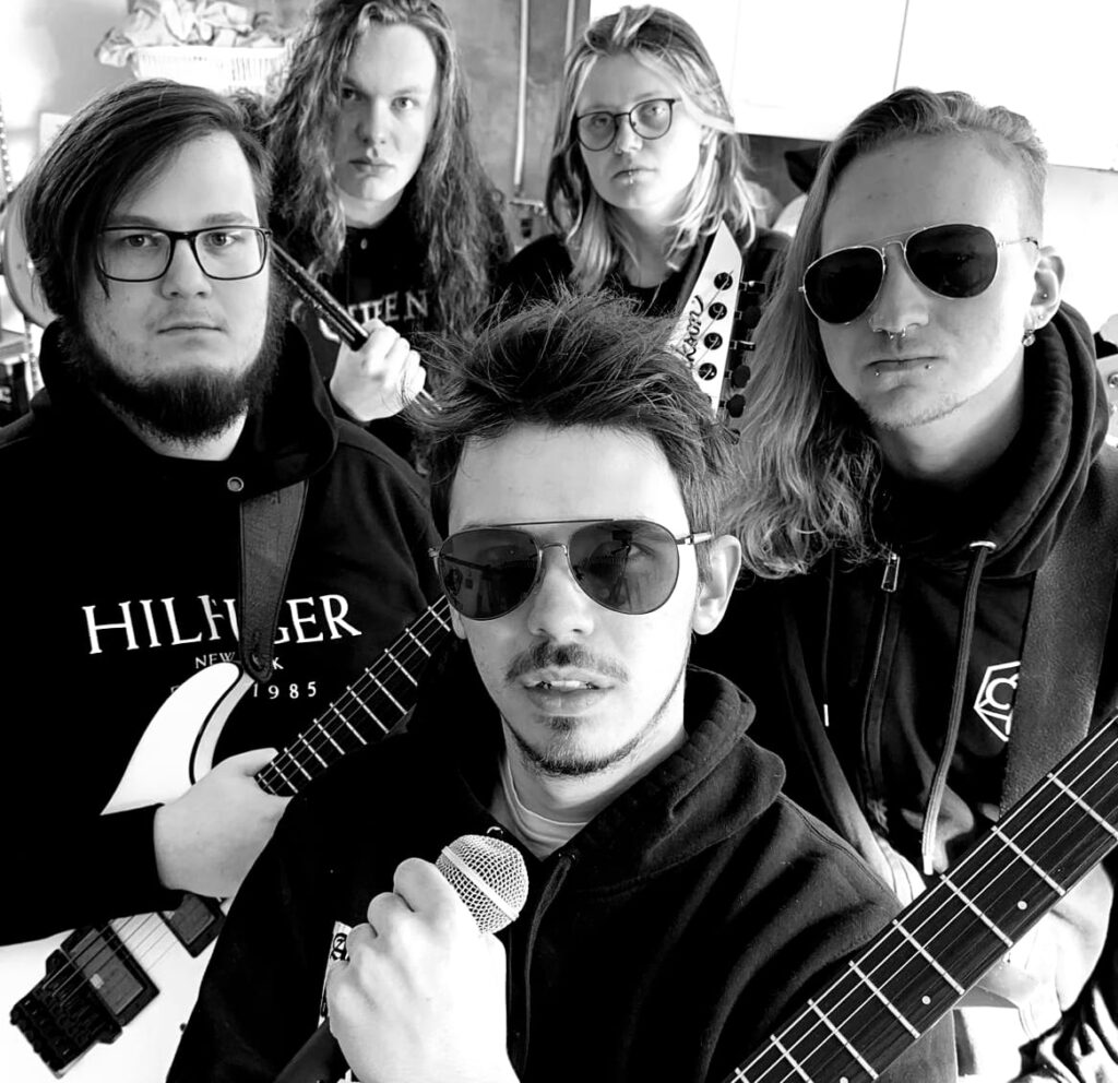 Fünf Personen mit Instrumenten.